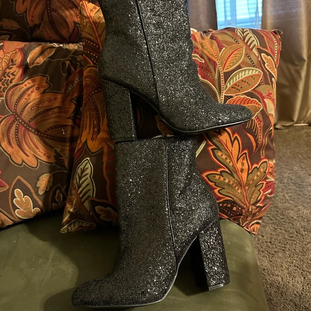 Women Boots - Picture 2 of 2